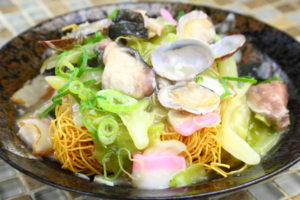 おばんざいバー 博多漁家 しらすくじら 海鮮塩皿うどん 890円（税込）